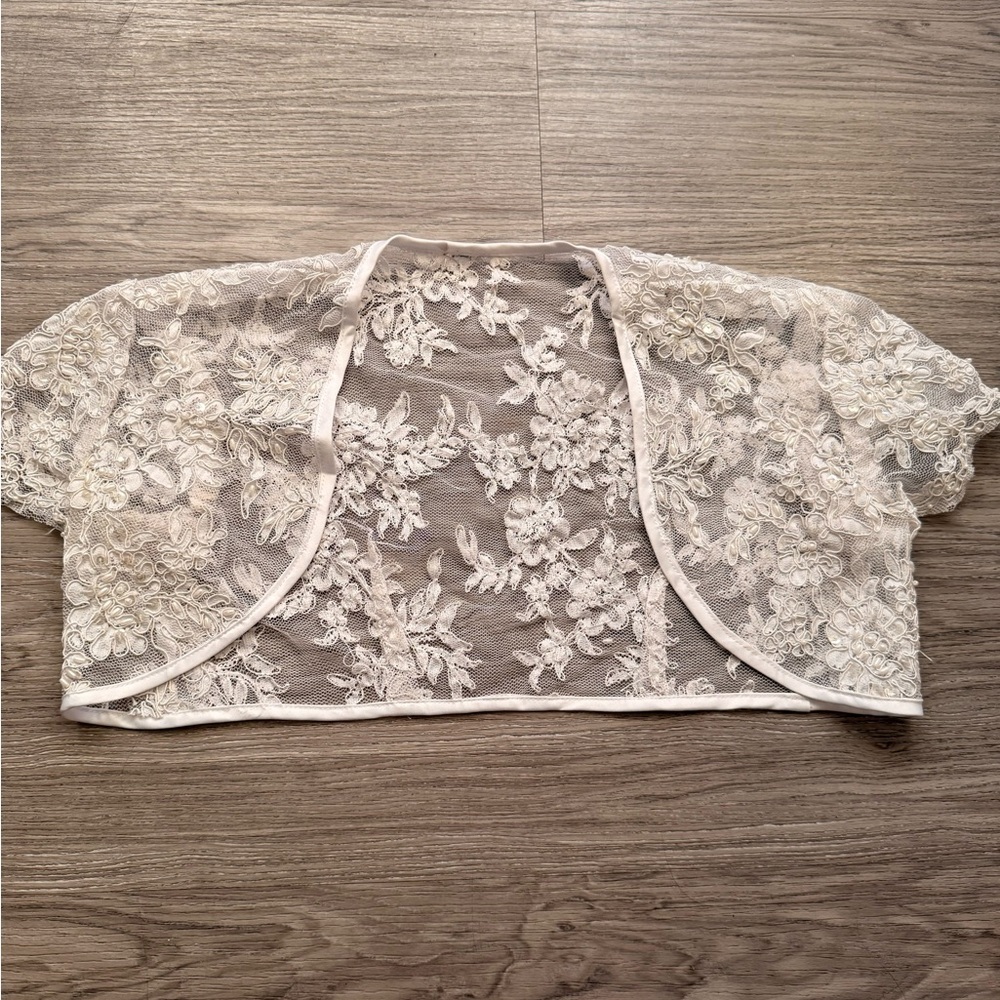 Elegant Lace Bolero Jacket - Picture 2 of 7